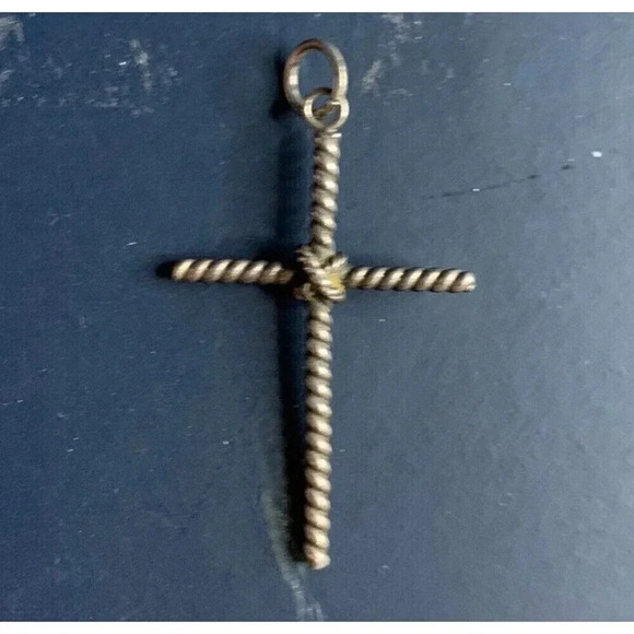 Vintage Silver Tone Twisted Cross Crucifix Necklace Pendant Christian Religious - Picture 2 of 4